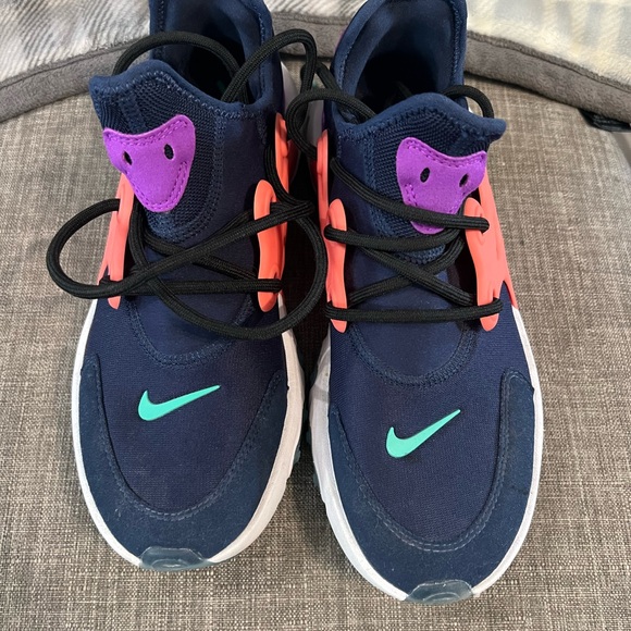 Nike kids shoes -size 5Y - Picture 3 of 4